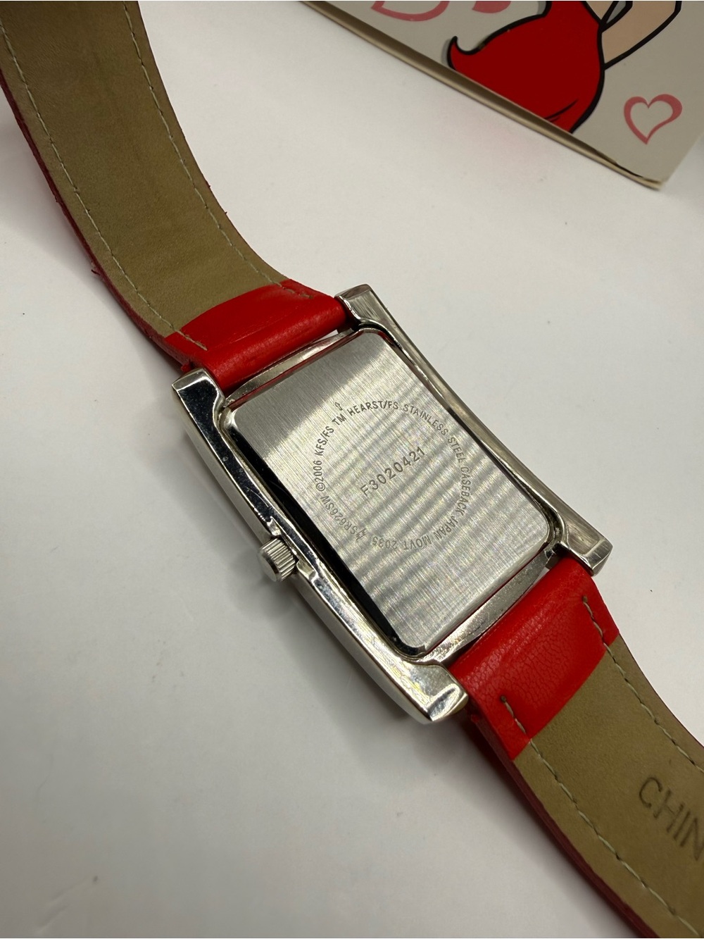 Betty Boop Here's a Kiss Red Band Watch 2005 Avon with Tin & Box (New Battery) - Picture 10 of 12